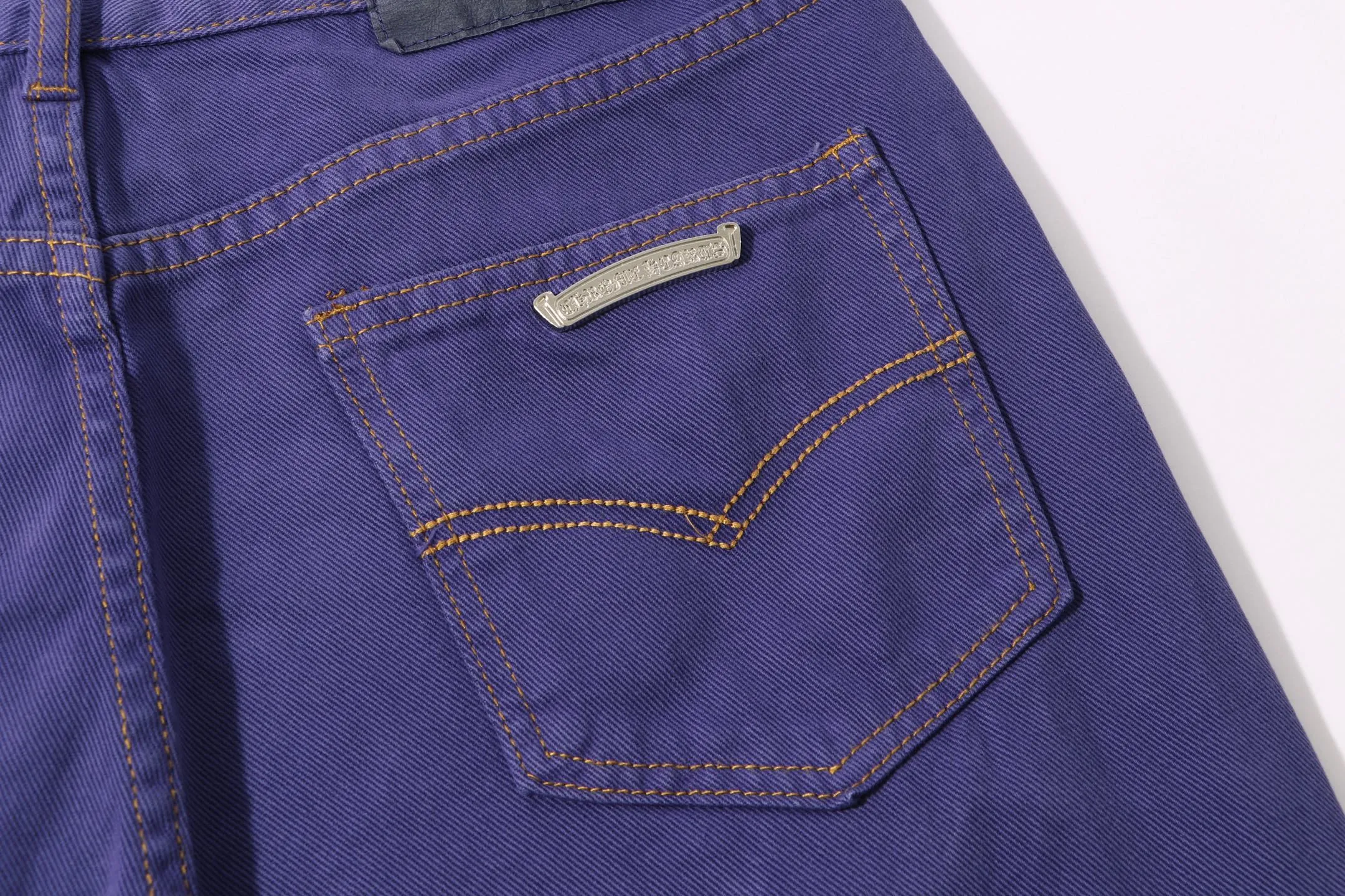 P220 Style number: H32 Croxin & 𝐂𝐡𝐫𝐨𝐦𝐞 𝐇𝐞𝐚𝐫𝐭 ss25 purple dopamine solid color jeans. Styles with different washed textures are very friendly to people with thin legs and thick legs. The slightly flared version perfectly modifies the leg shape. The timeless and moderate length makes it easy to match and match. It is the basis for various styles and is a must-have in your wardrobe! The fabric is stiff but also makes the upper body soft without losing texture. The washing process is even more perfect. It is a must-have item for everyone! ! ! Washed wheat, hang tag, pants label, three labels complete Color: purple Size: 28-30-32-34